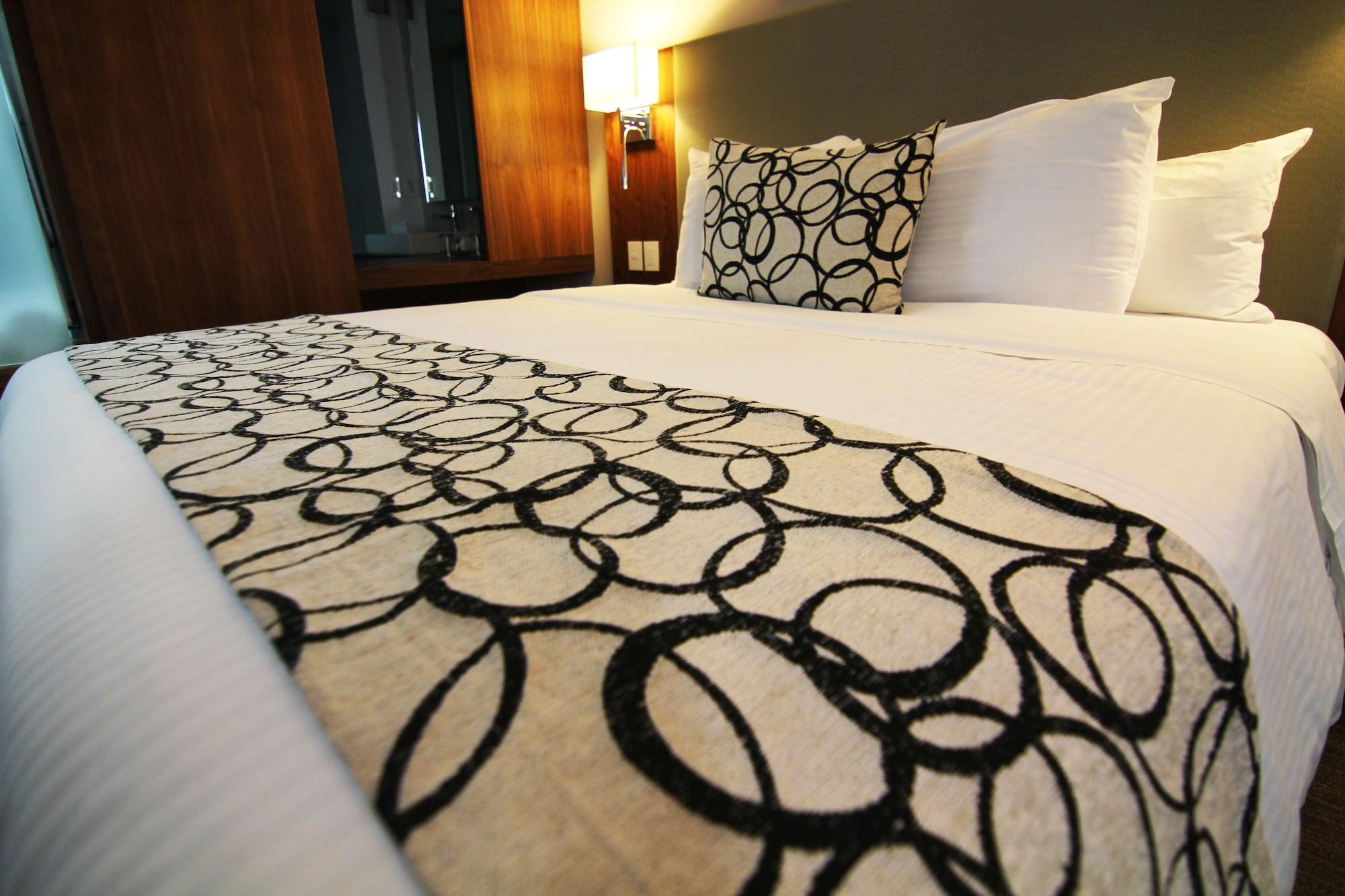 Casa Inn Premium Hotel Queretaro Miranda Exterior photo A bed runner