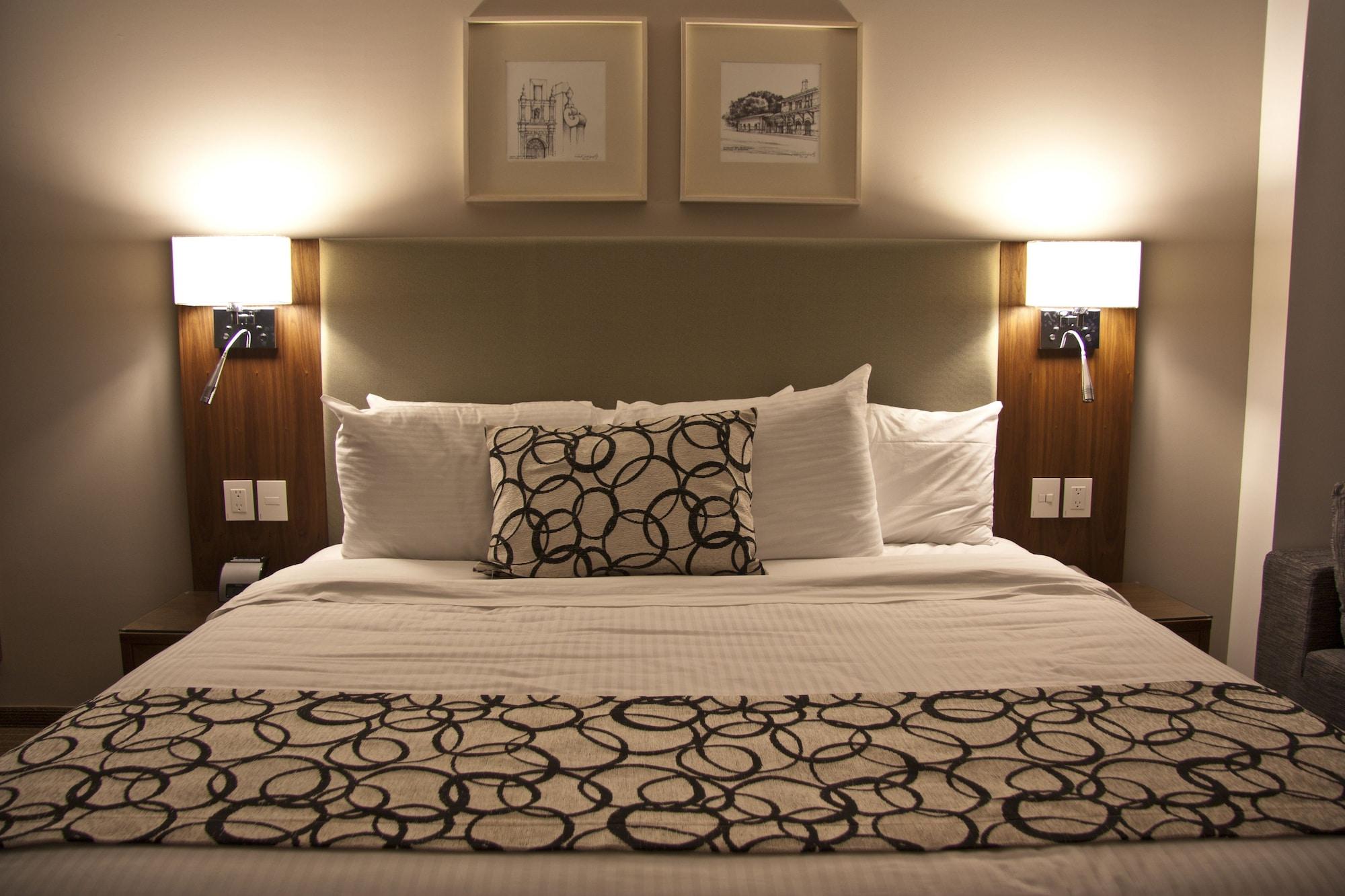 Casa Inn Premium Hotel Queretaro Miranda Exterior photo A bed
