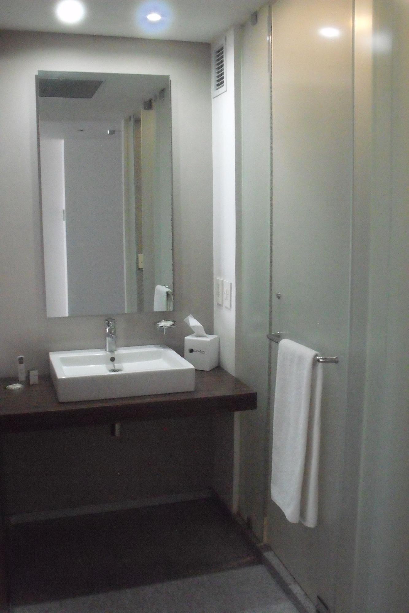 Casa Inn Premium Hotel Queretaro Miranda Exterior photo A bathroom in a hotel
