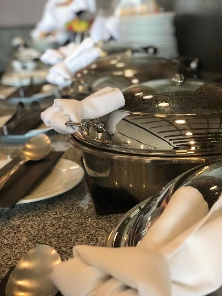 Casa Inn Premium Hotel Queretaro Miranda Exterior photo A chafing dish