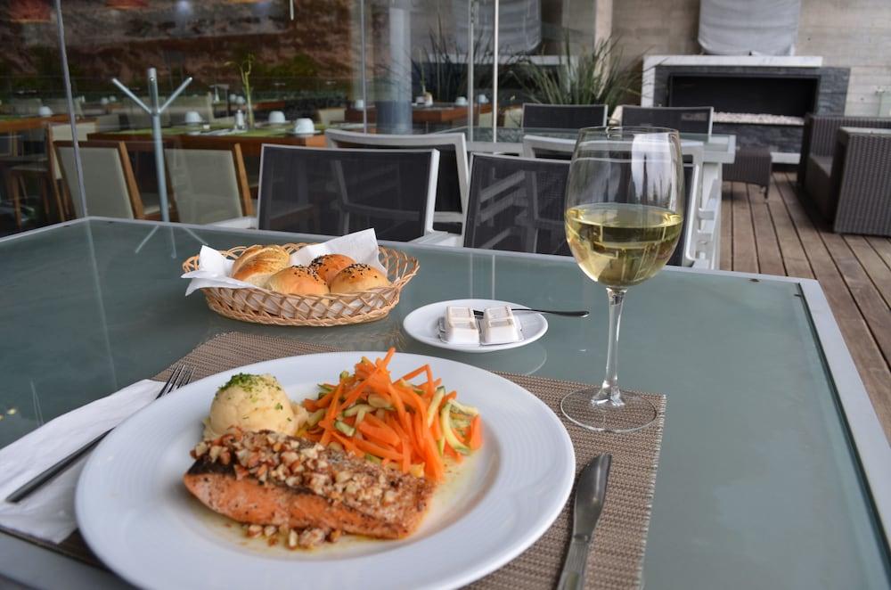 Casa Inn Premium Hotel Queretaro Miranda Exterior photo A meal at the restaurant