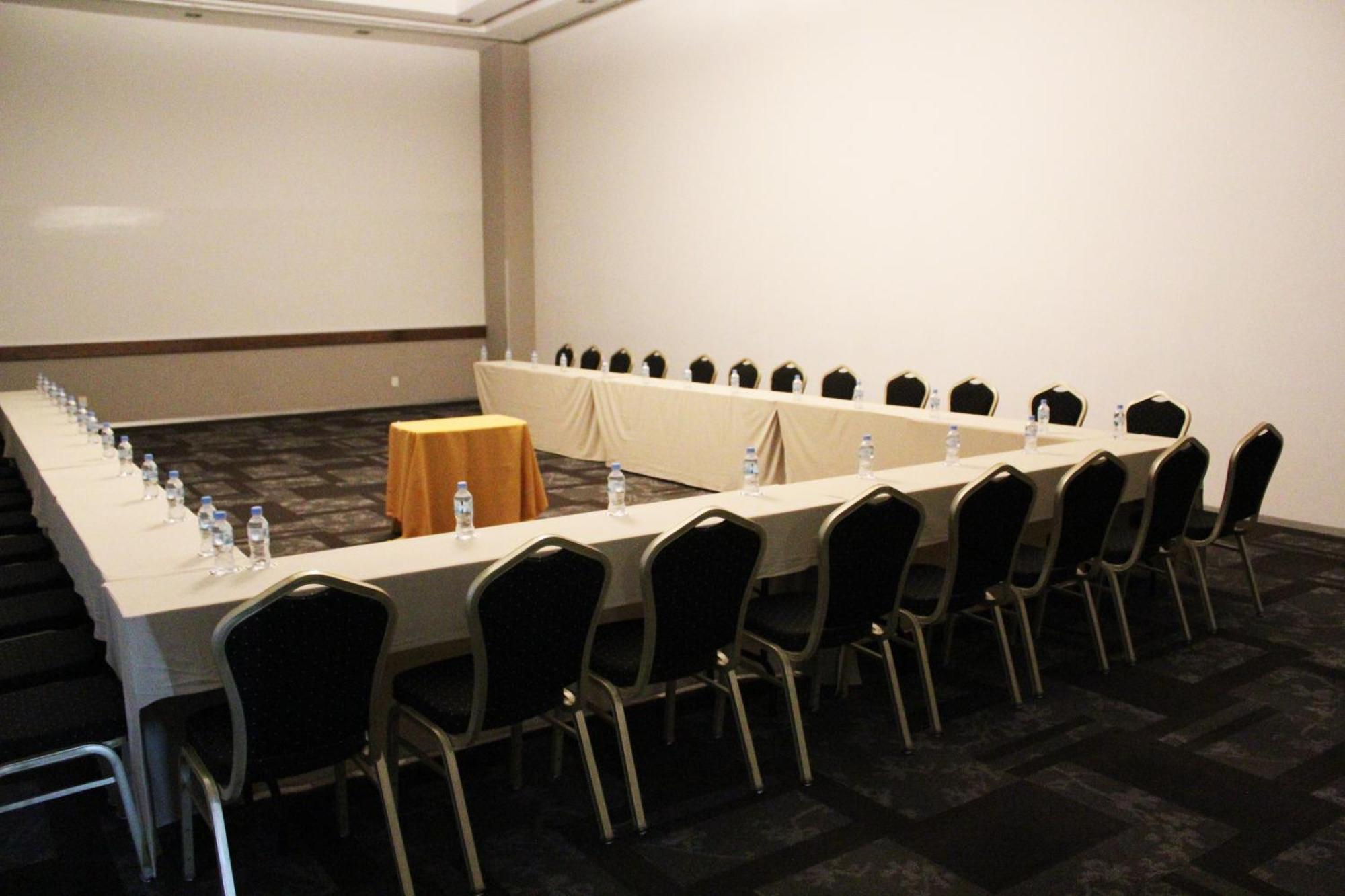Casa Inn Premium Hotel Queretaro Miranda Exterior photo U-shaped table