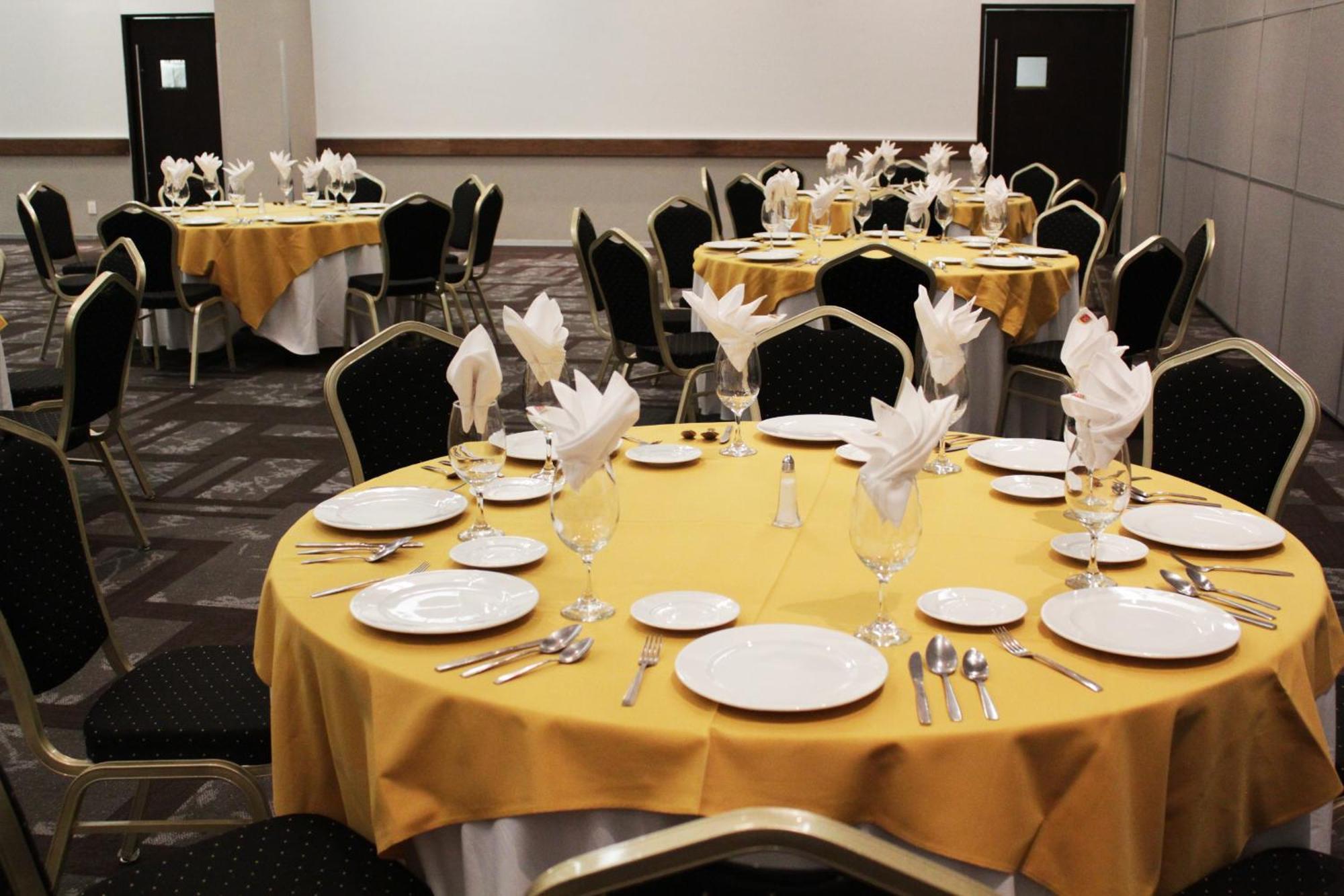 Casa Inn Premium Hotel Queretaro Miranda Exterior photo A table set for a formal dinner